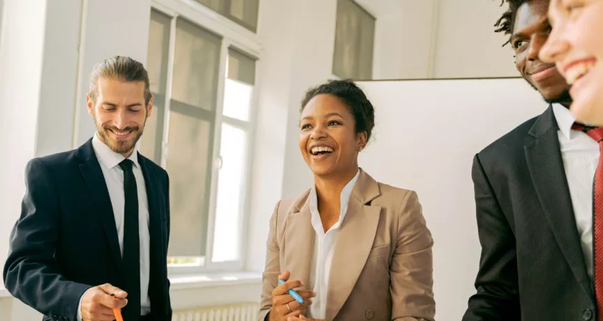 Equipo de trabajo en reunión hablando sobre gestión de talento y retención de empleados en una empresa