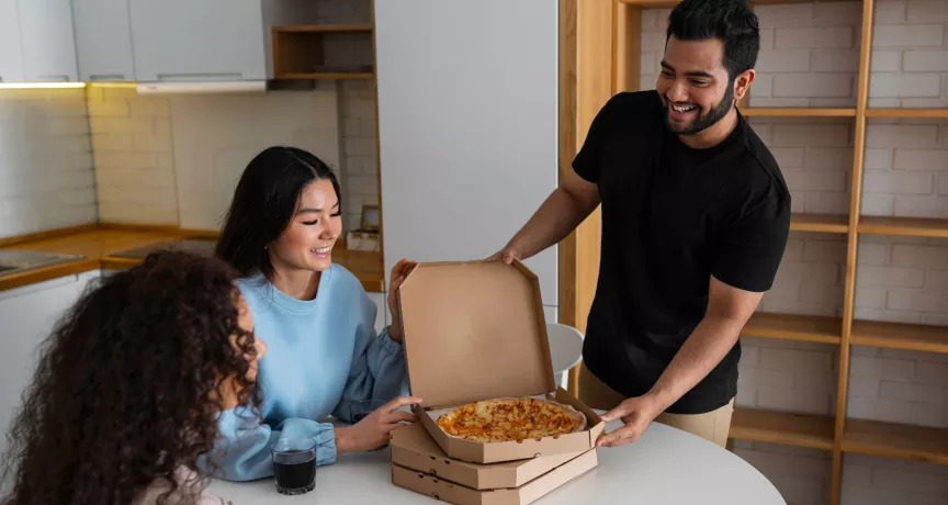 Personas compartiendo comida delivery de Pedidos Ya Uruguay en la oficina