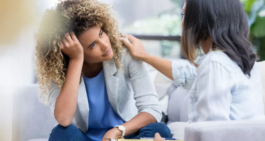 Líder generando espacios de feedback y conversación con los colaboradores de su equipo para cuidar la salud mental en el trabajo