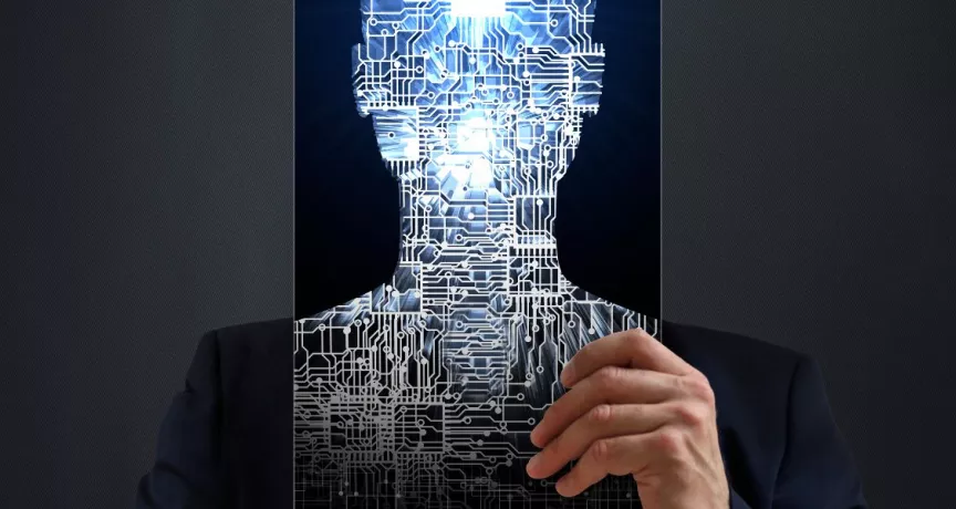 Profesional sosteniendo una imagen humana formada por circuitos que representa la inteligencia artificial y la movilidad interna.