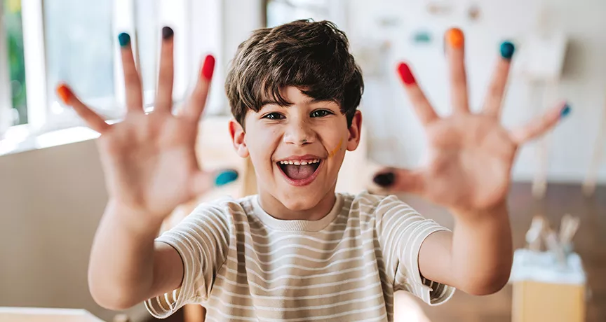 Niño jugando en su escuela