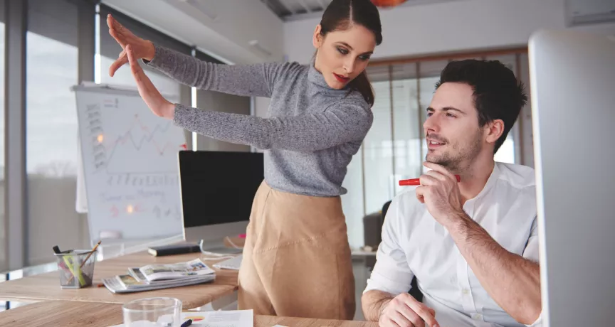 Líderes de gestión humana colaboran frente a una computadora para preparar a sus equipos ante el futuro del trabajo.