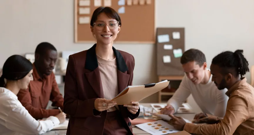 Profesional de Recursos Humanos junto a su equipo en una oficina.