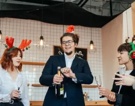 Grupo de colegas festejando en su empresa navidad
