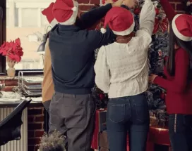 Foto de personas celebrando navidad en la oficina