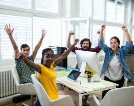 Equipo de trabajo celebrando victoria corporativa