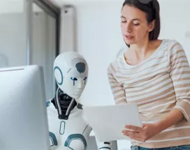 Mujer usando inteligencia artificial en Recursos Humanos