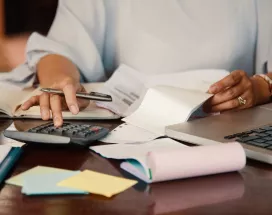 Colaborador consultando devolución de IRPF 2025 en Uruguay