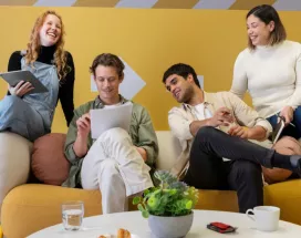 Grupo de colaboradores Millennials y Gen z en su trabajo ideal