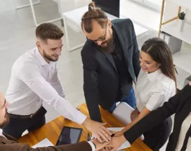 colaboradores motivados trabajando en equipo