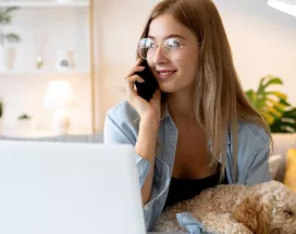 colaboradora teletrabajando en Uruguay