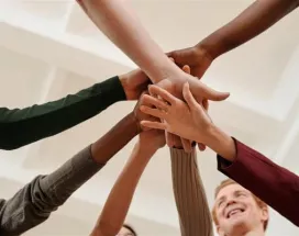 Equipo de trabajo motivado celebrando 