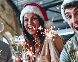 Grupo de colaboradores celebra Navidad en la oficina 