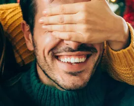 Pareja celebra Navidad con Pluxee Tarjeta Navidad