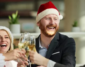 Amigos de trabajo celebran Navidad en la oficina