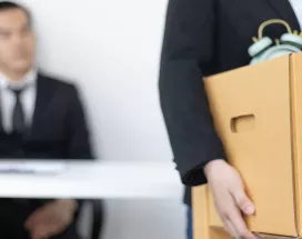 Colaborador renuncia a su trabajo y se lleva los artículos del escritorio en una caja