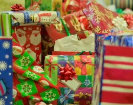 Paquetes de regalo envueltos en papel con motivo navideño