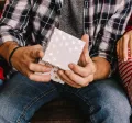 Manos de personas con regalos comprados con Pluxee Navidad