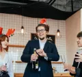 Grupo de colegas festejando en su empresa navidad