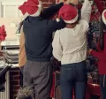Foto de personas celebrando navidad en la oficina