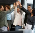 Grupo de colaboradores celebrando resultados del trabajo en equipo