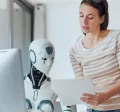 Mujer usando inteligencia artificial en Recursos Humanos