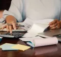 Colaborador consultando devolución de IRPF 2025 en Uruguay