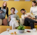 Grupo de colaboradores Millennials y Gen z en su trabajo ideal