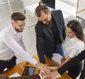 colaboradores motivados trabajando en equipo