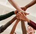 Equipo de trabajo motivado celebrando 