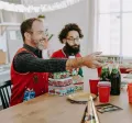Grupo de colaboradores intercambiando regalos del amigo invisible de navidad