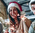 Grupo de colaboradores celebra Navidad en la oficina 