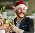 Amigos de trabajo celebran Navidad en la oficina