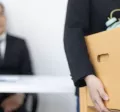Colaborador renuncia a su trabajo y se lleva los artículos del escritorio en una caja