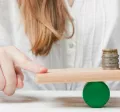 Colaboradora reflexionando acerca del peso que tienen sus compensaciones laborales