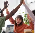 Compañeros de trabajo celebrando porque tienen la libertad de elegir sus beneficios laborales