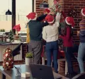 Equipo de trabajadores decorando juntos el árbol de navidad de la oficina