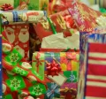 Paquetes de regalo envueltos en papel con motivo navideño