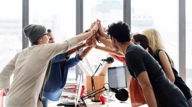 amigos en la oficina 