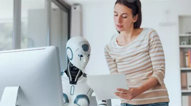 Mujer usando inteligencia artificial en Recursos Humanos