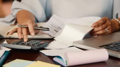 Colaborador consultando devolución de IRPF 2025 en Uruguay