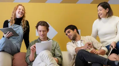 Grupo de colaboradores Millennials y Gen z en su trabajo ideal