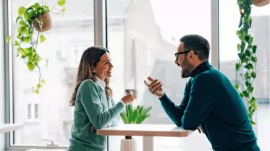 Colaboradores conversando en el break de la oficina