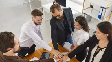 colaboradores motivados trabajando en equipo
