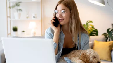 colaboradora teletrabajando en Uruguay