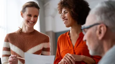 empleados y colaboradores negociando en convenios colectivos de trabajo en Uruguay