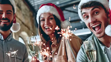 Grupo de colaboradores celebra Navidad en la oficina 