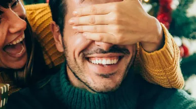 Pareja celebra Navidad con Pluxee Tarjeta Navidad