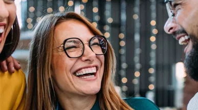 Amigos de trabajo celebran el fin de año