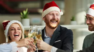 Amigos de trabajo celebran Navidad en la oficina